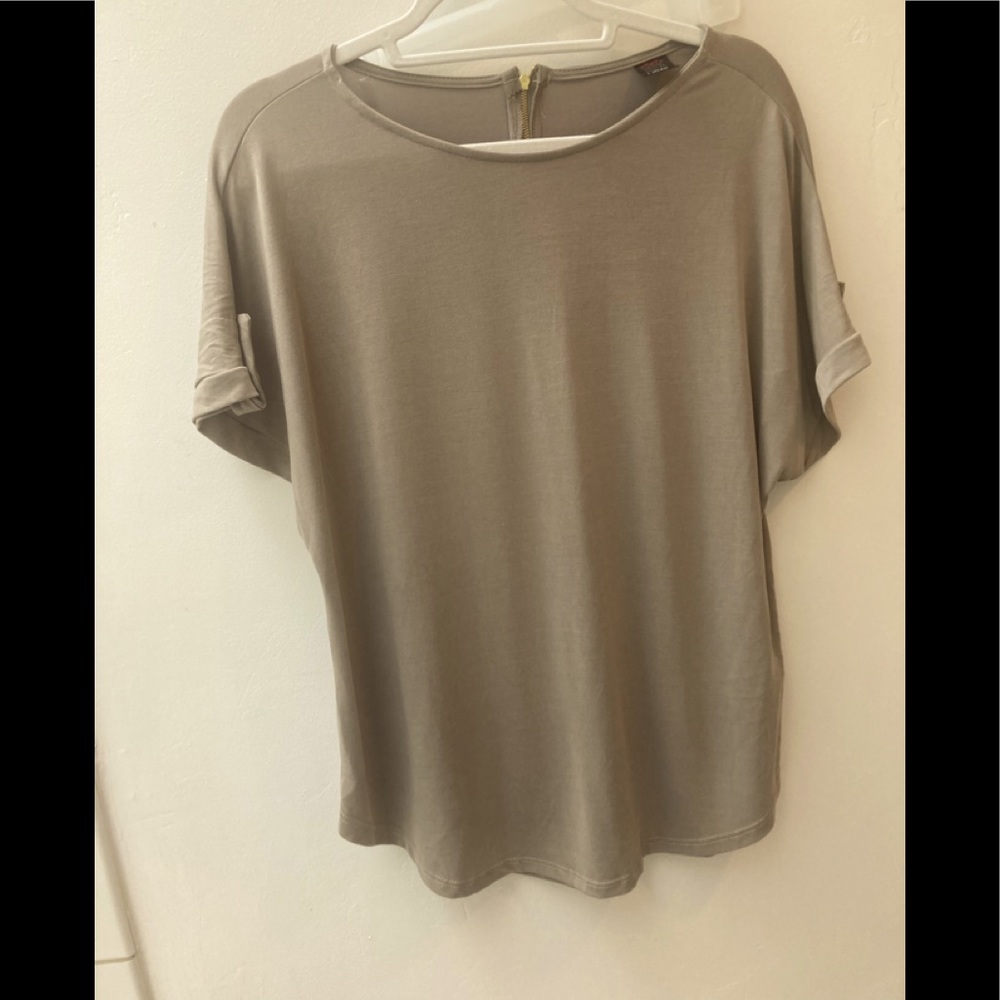 Boutique Ijoah zipper accent taupe teeshirt size small stretchy